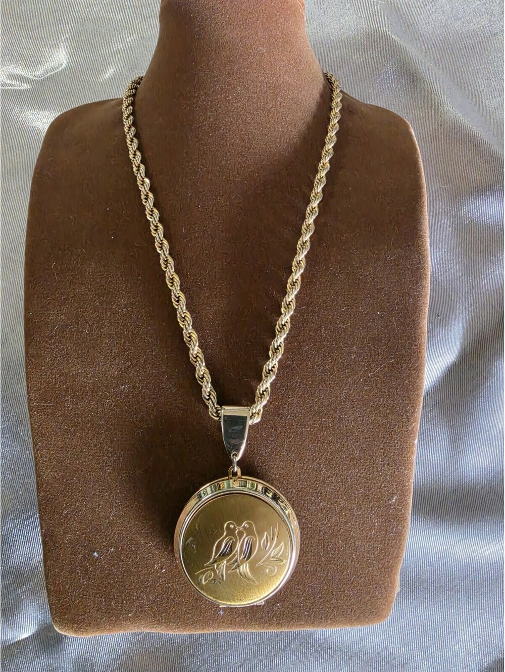 ANTIQUE VICTORIAN GOLD FILLED ENGRAVED LOCKET W/ TWO DOVES 1 3/4 18" Monet Chain